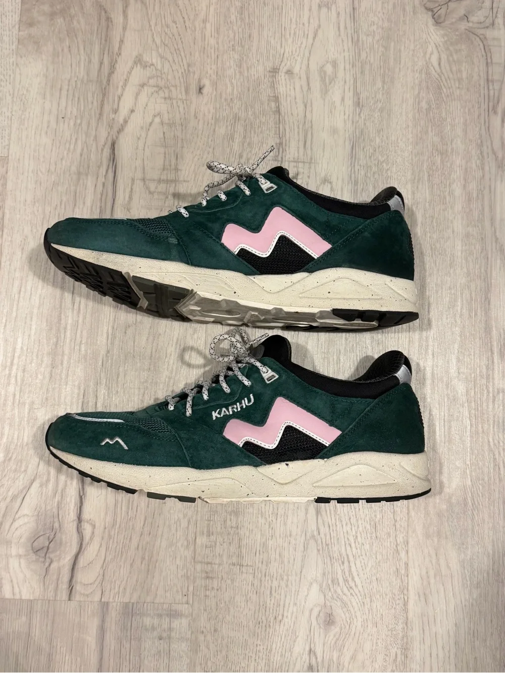 Karhu Aria 95 Men's Green Casual Sneakers with Pink Accent